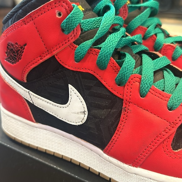 Air Jordan 1 Mid SE (GS) ‘Christmas’ Size 7 - Picture 4 of 11